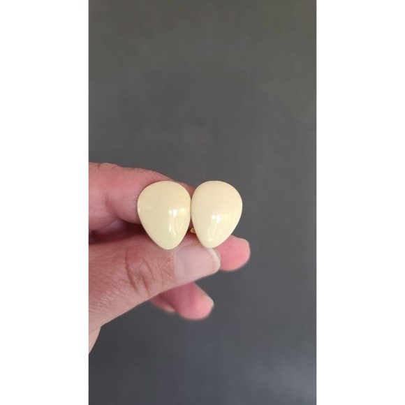 Beige Enamel Clip-on Earrings - Picture 8 of 10